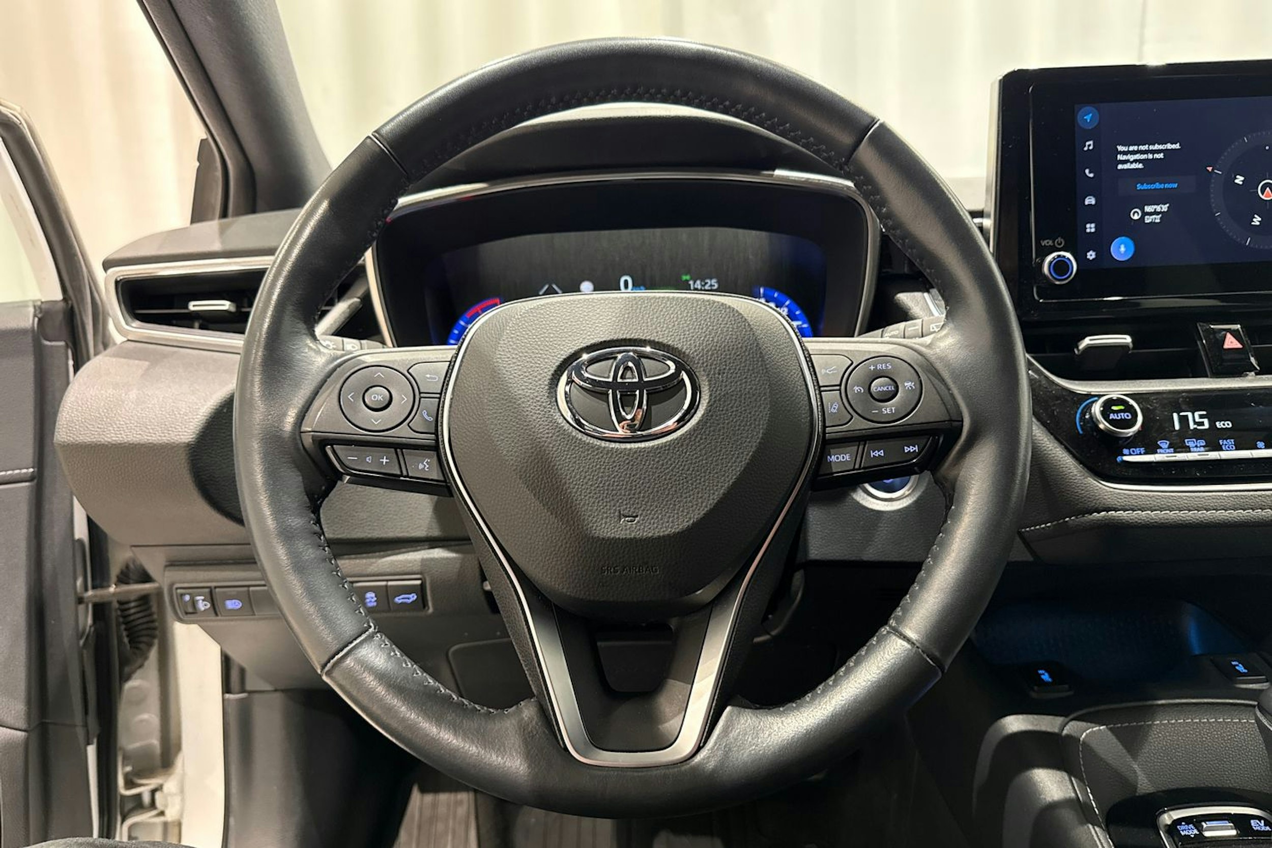 valkoinen Toyota Corolla 2022 kuva 14.