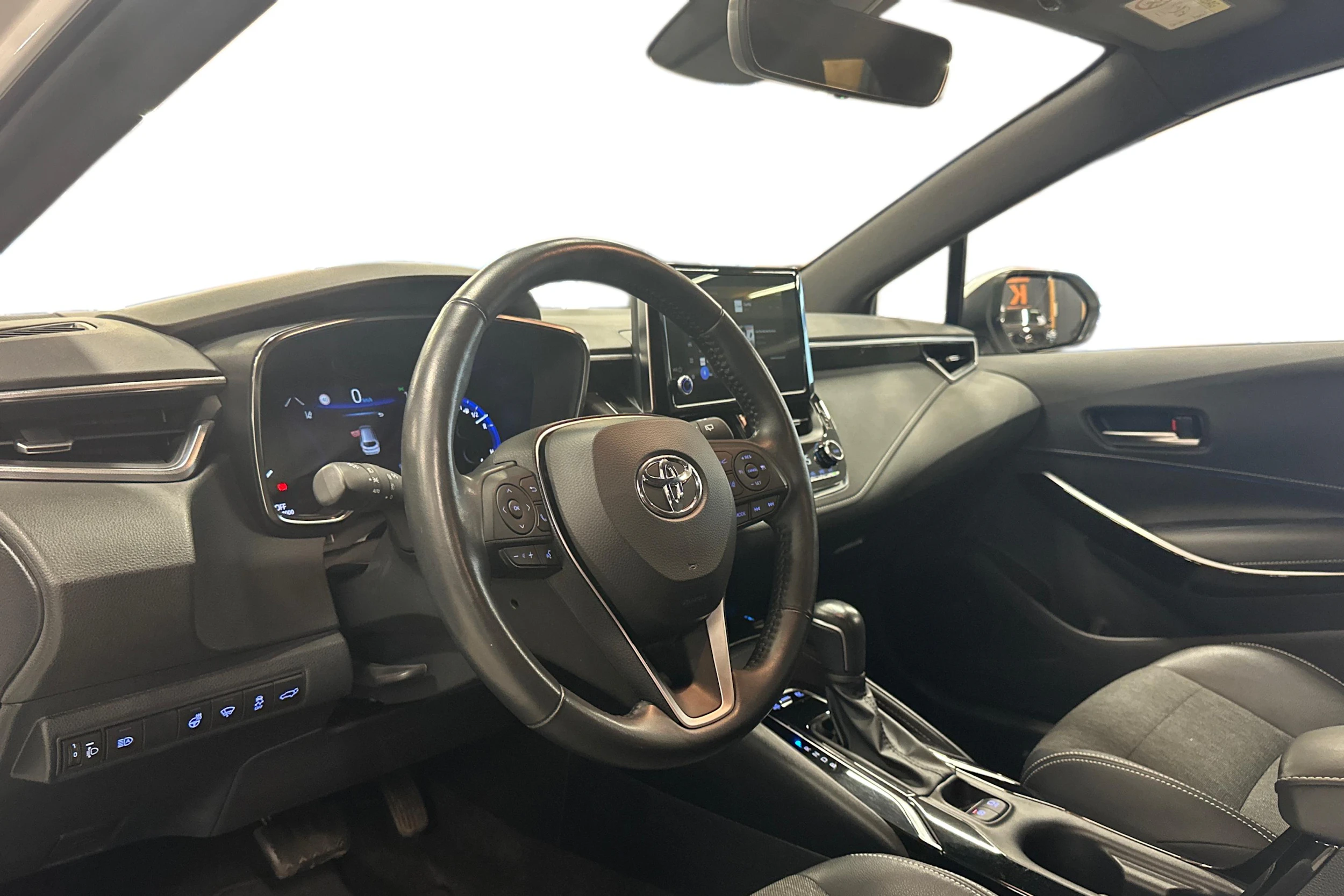valkoinen Toyota Corolla 2022 kuva 3.
