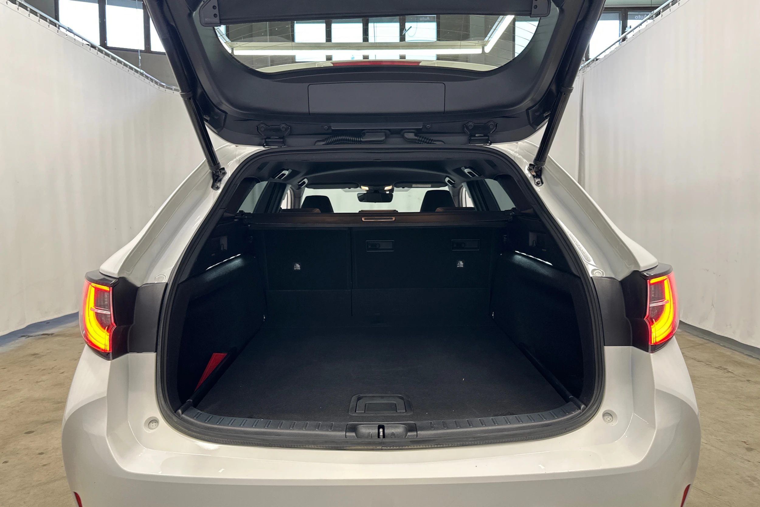 valkoinen Toyota Corolla 2022 kuva 22.