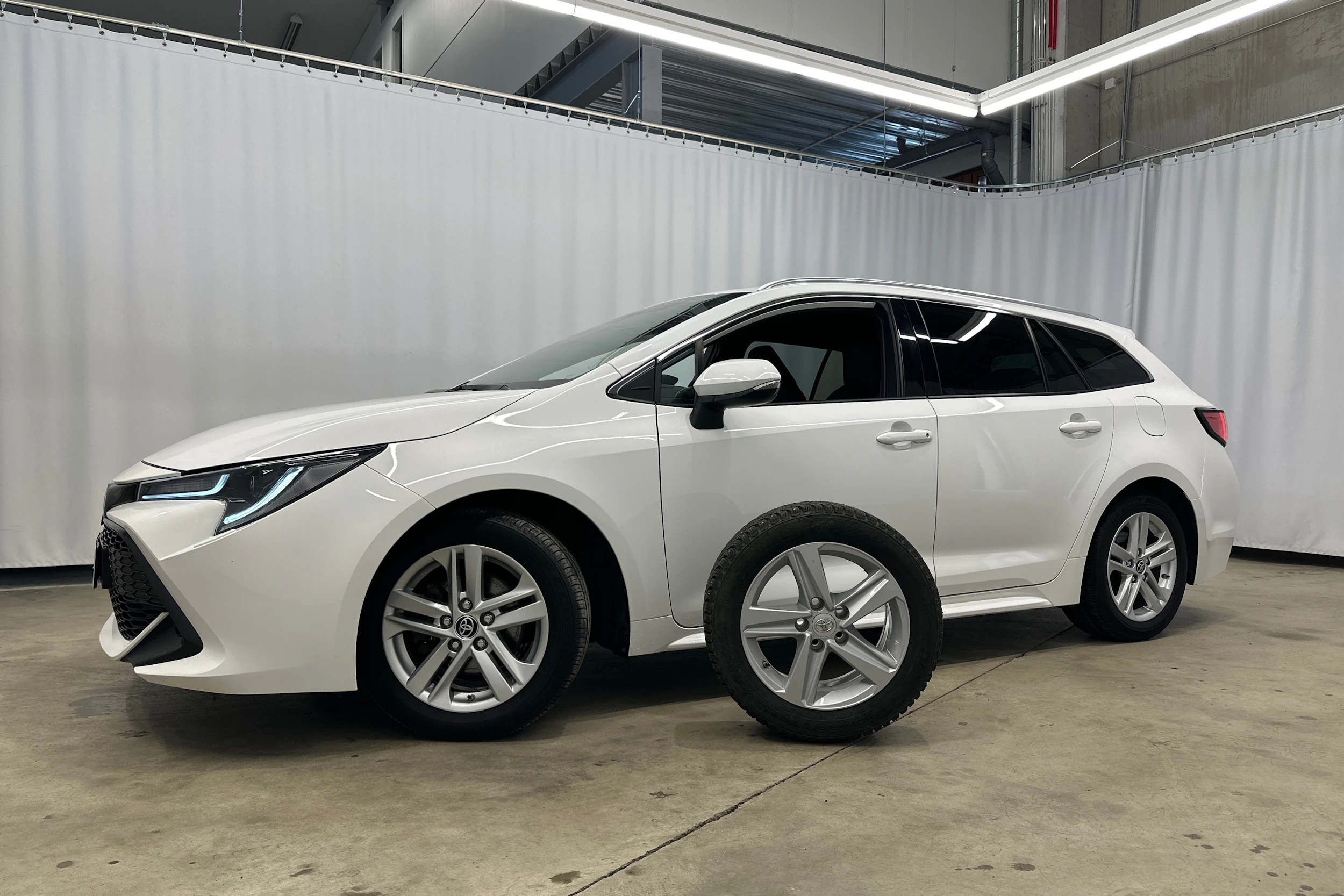 valkoinen Toyota Corolla 2022 kuva 25.