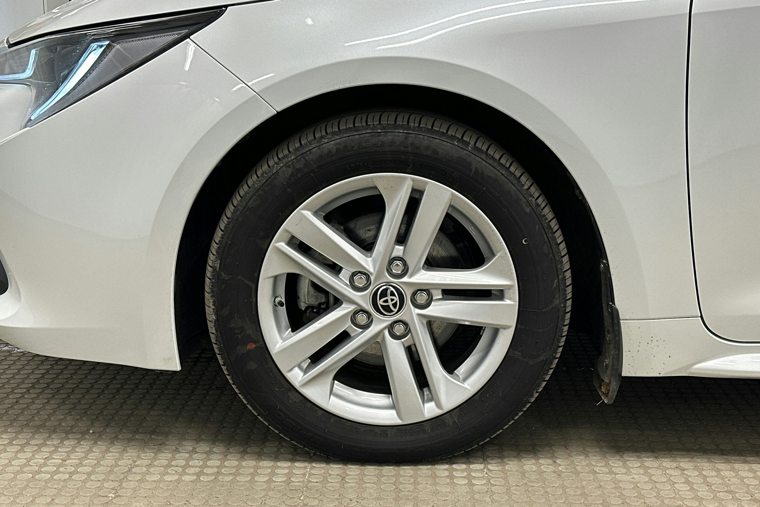 valkoinen Toyota Corolla 2022 kuva 11.