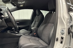 valkoinen Toyota Corolla 2022 kuva 17.