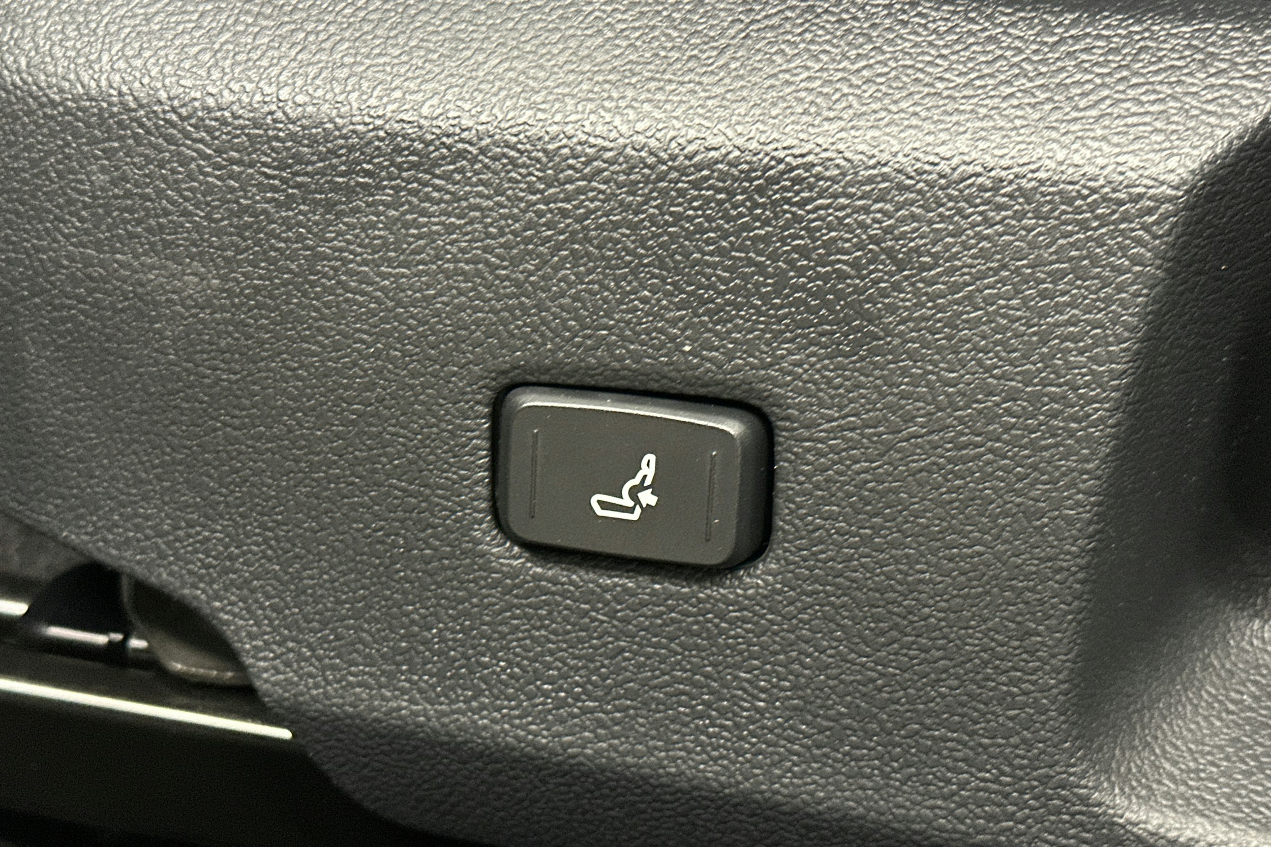 valkoinen Toyota Corolla 2022 kuva 18.