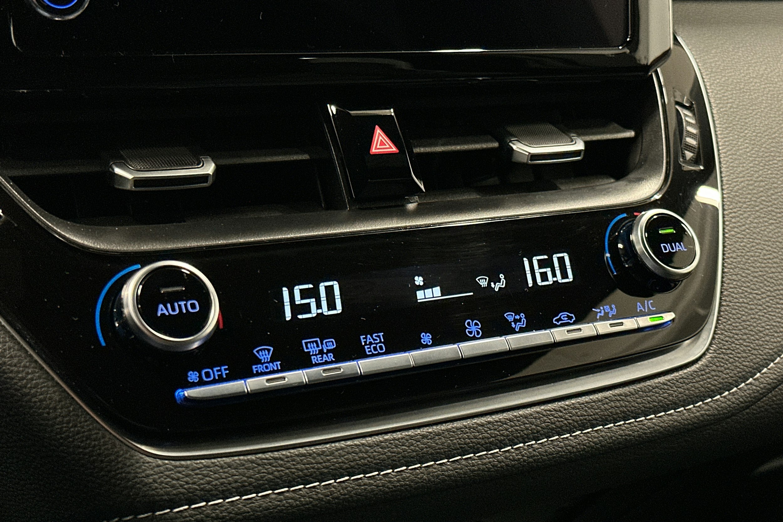 valkoinen Toyota Corolla 2022 kuva 25.
