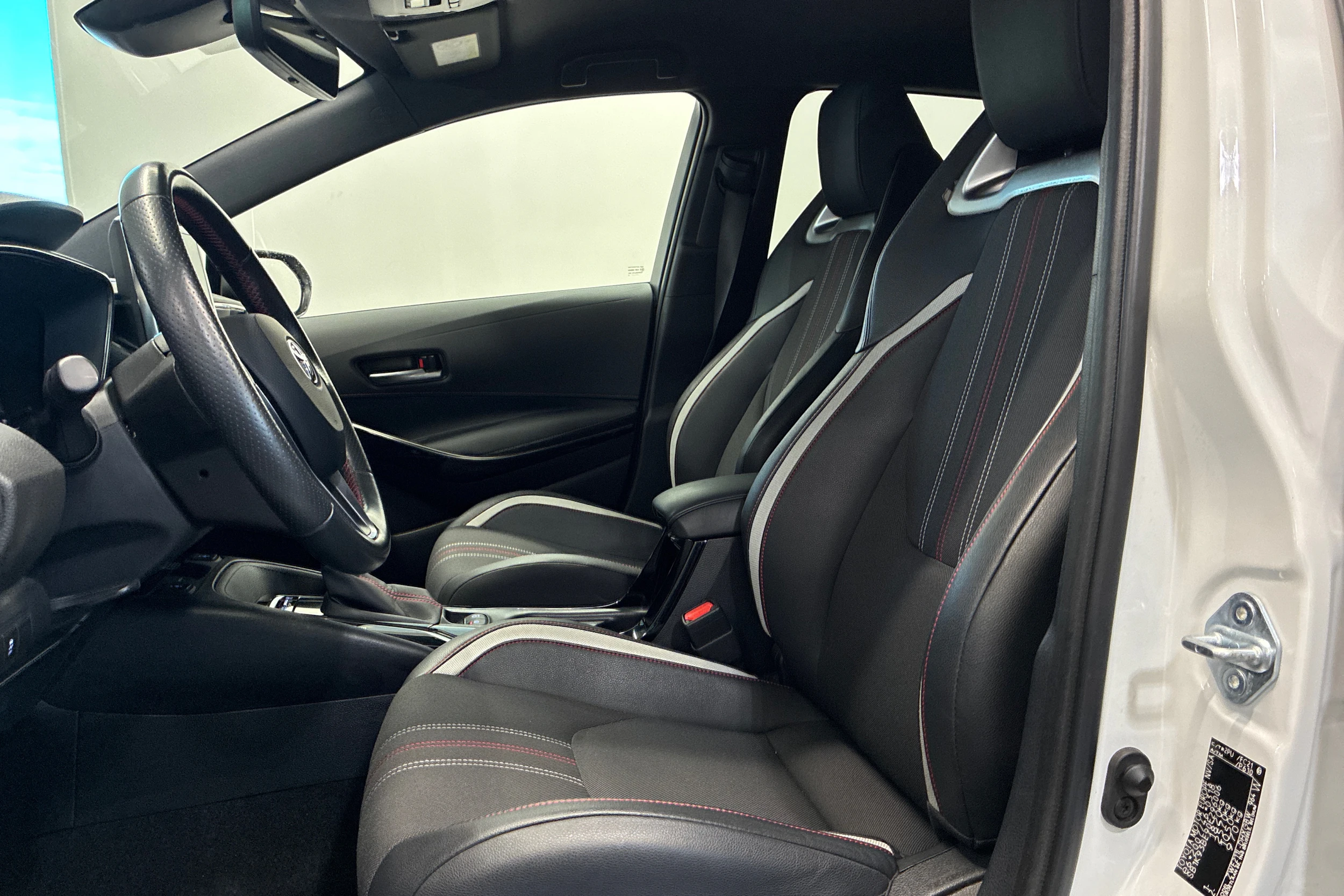 valkoinen Toyota Corolla 2022 kuva 12.