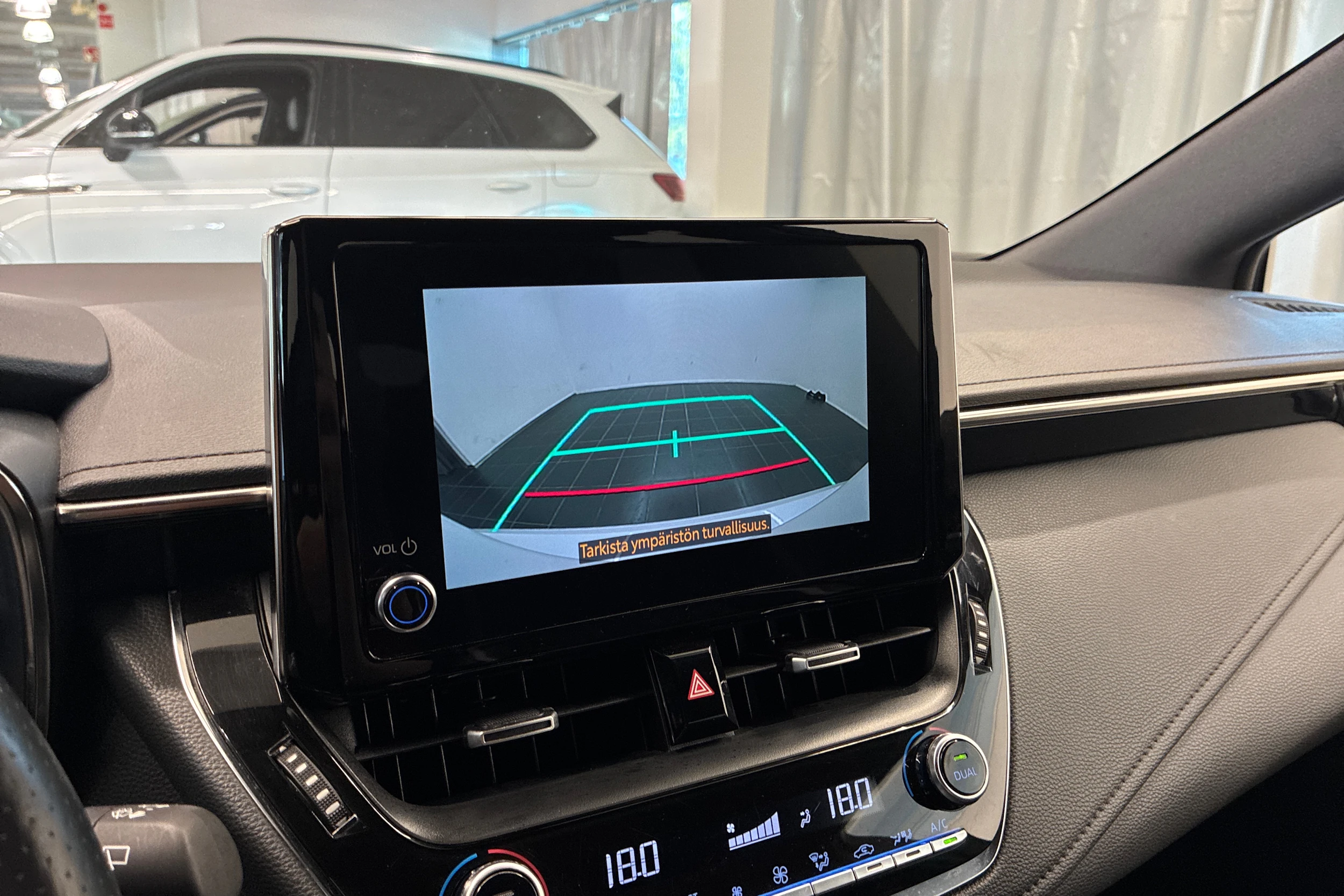 valkoinen Toyota Corolla 2022 kuva 18.