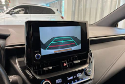 valkoinen Toyota Corolla 2022 kuva 18.