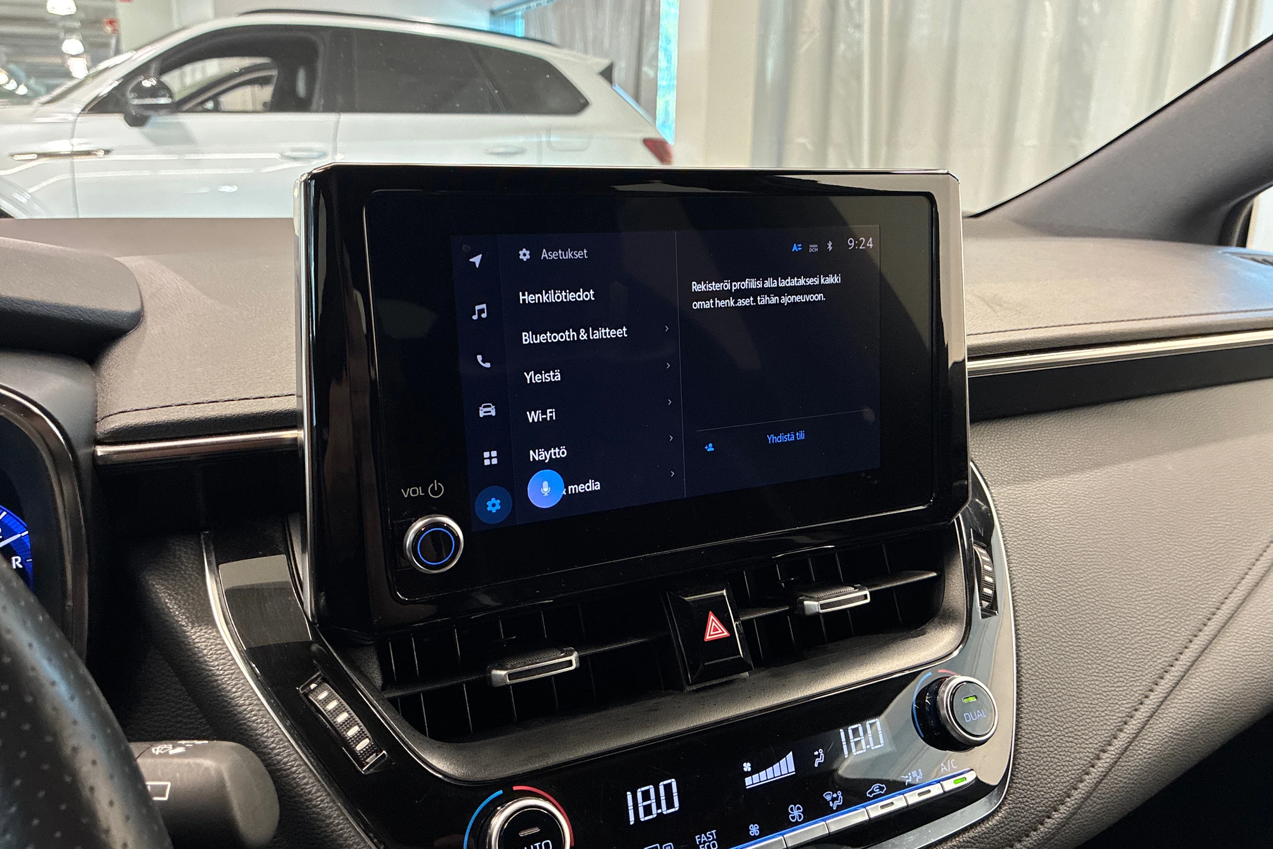 valkoinen Toyota Corolla 2022 kuva 19.