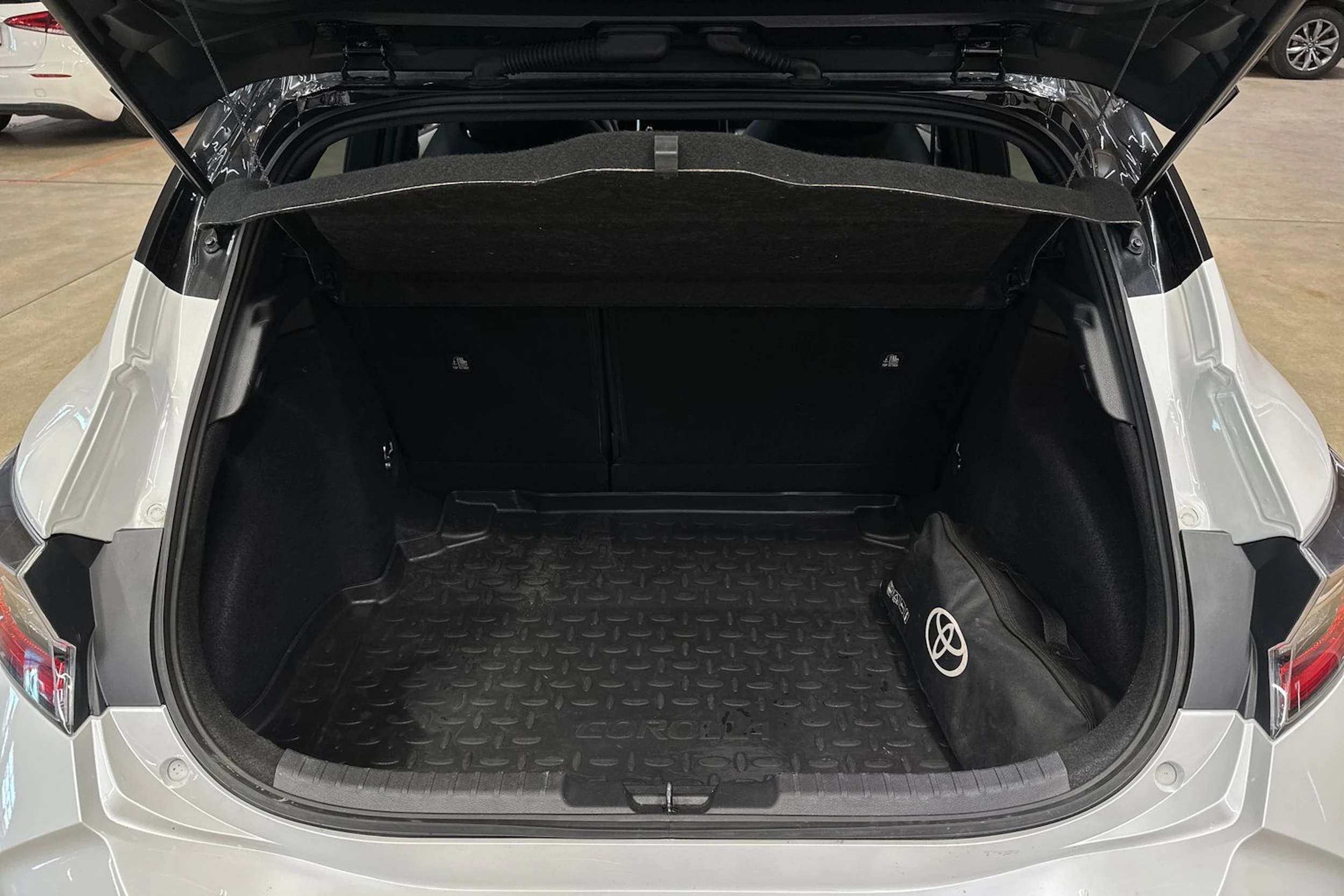 valkoinen Toyota Corolla 2022 kuva 23.