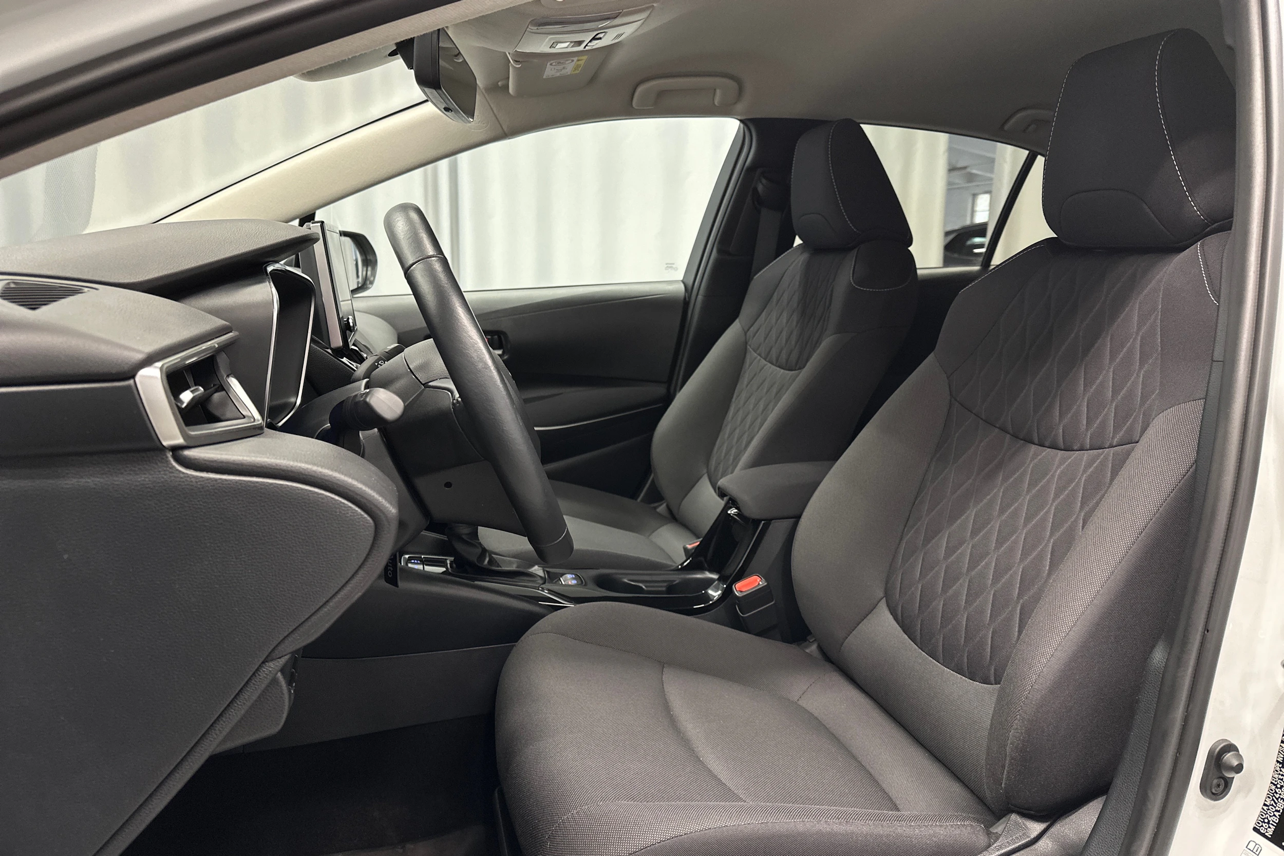 valkoinen Toyota Corolla 2023 kuva 16.