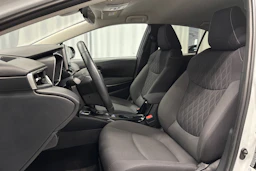 valkoinen Toyota Corolla 2023 kuva 16.