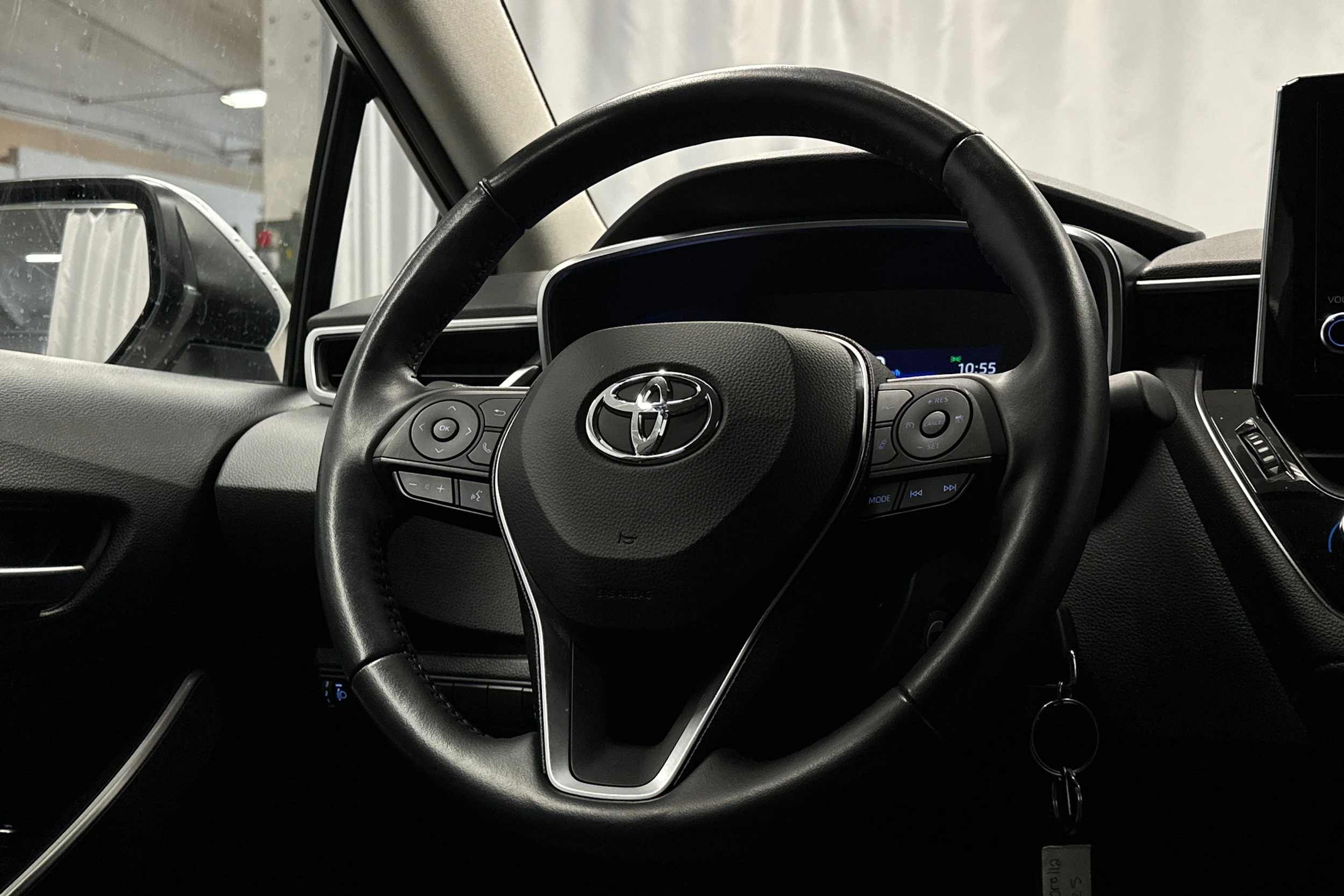 valkoinen Toyota Corolla 2023 kuva 17.