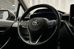 valkoinen Toyota Corolla 2023 kuva 17.