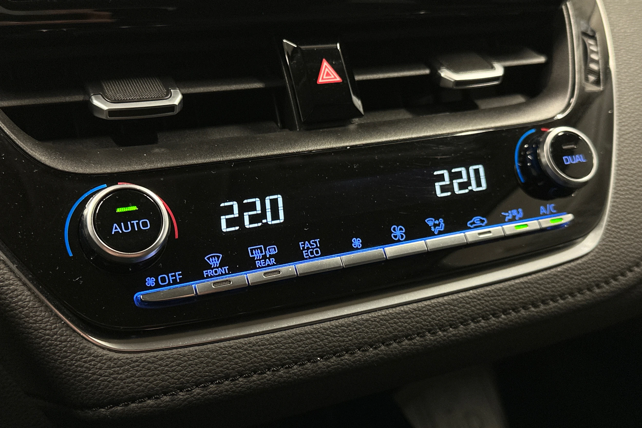 valkoinen Toyota Corolla 2023 kuva 24.