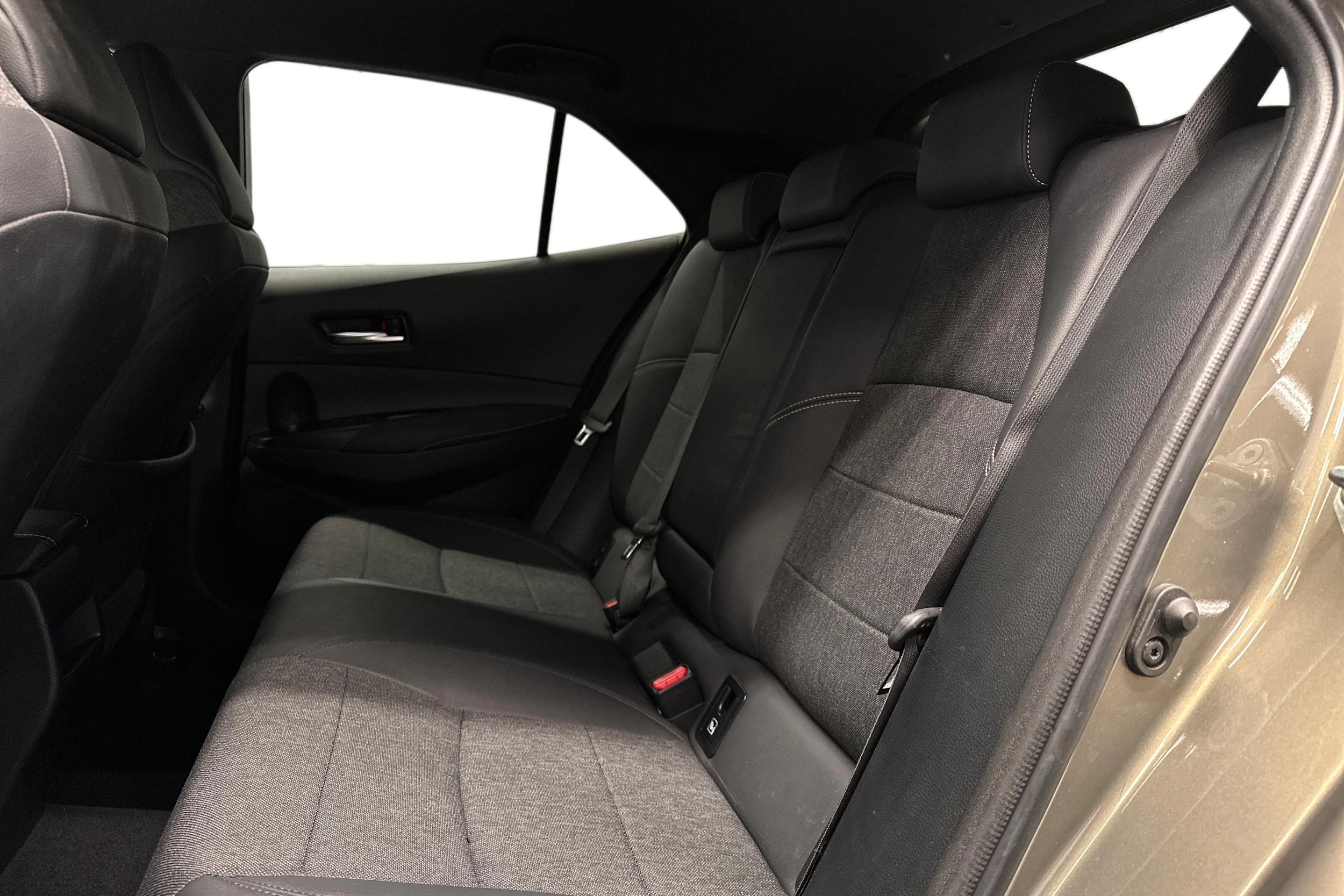 ruskea Toyota Corolla 2023 kuva 11.