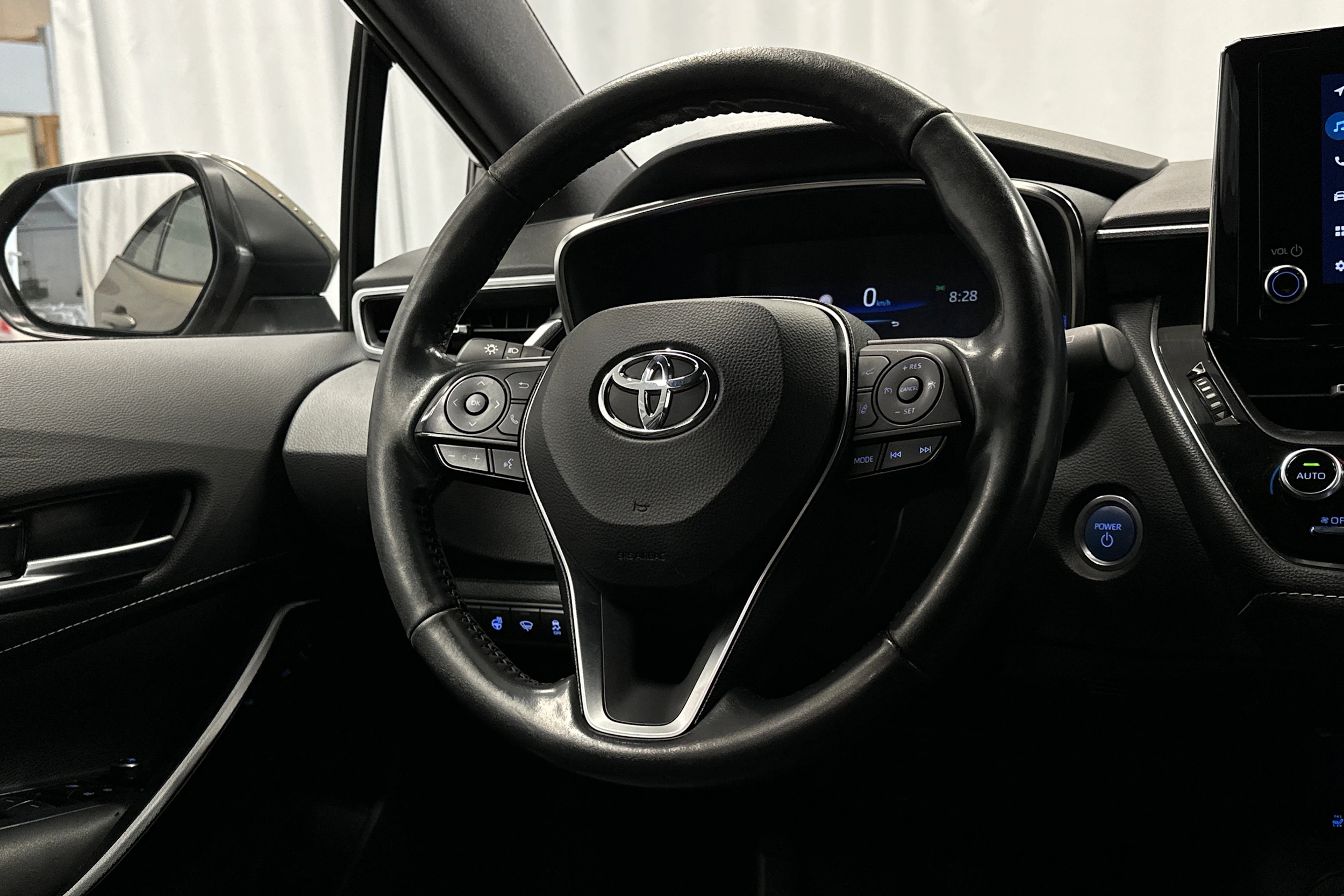 ruskea Toyota Corolla 2023 kuva 18.