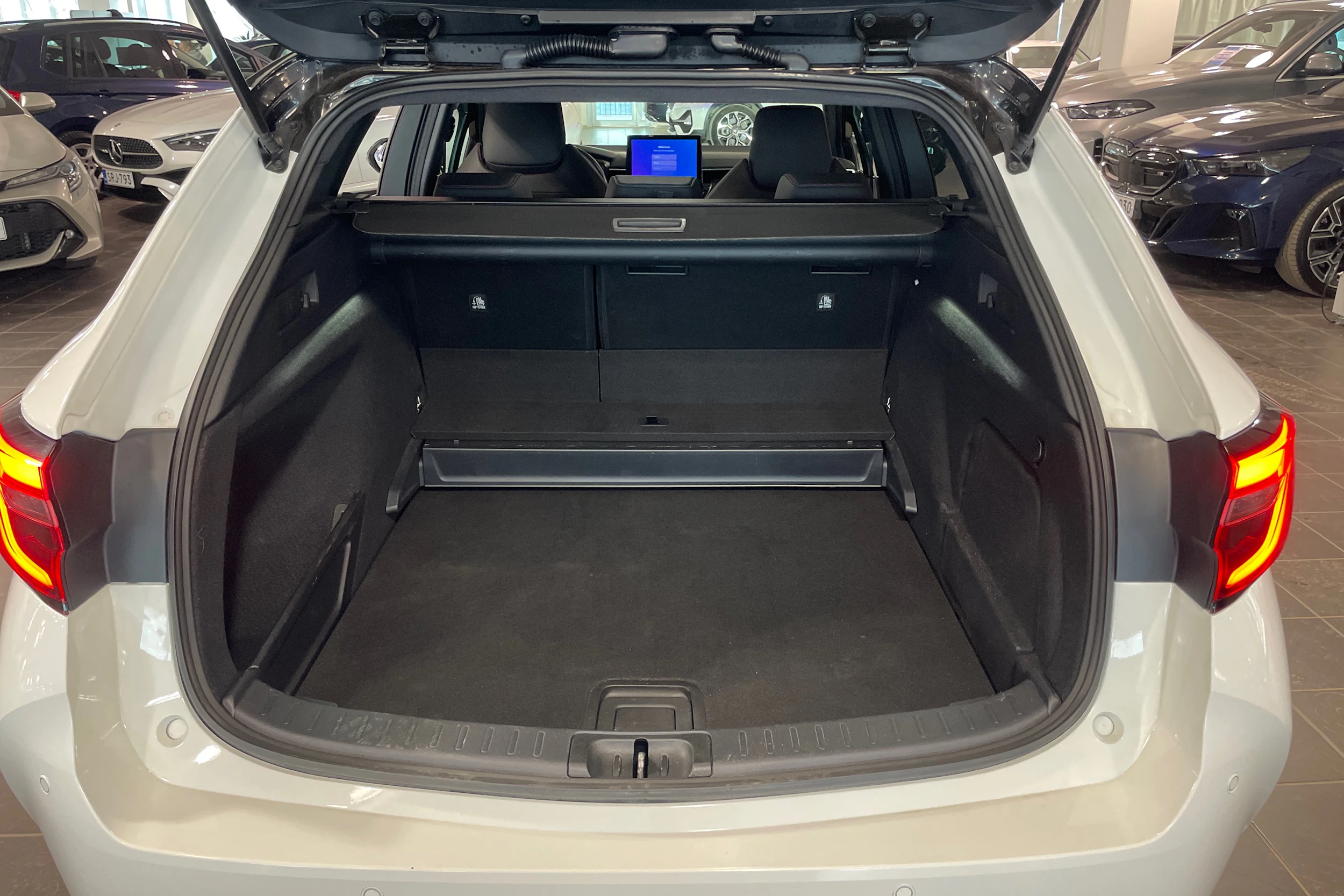 met. valkoinen Toyota Corolla 2023 kuva 13.