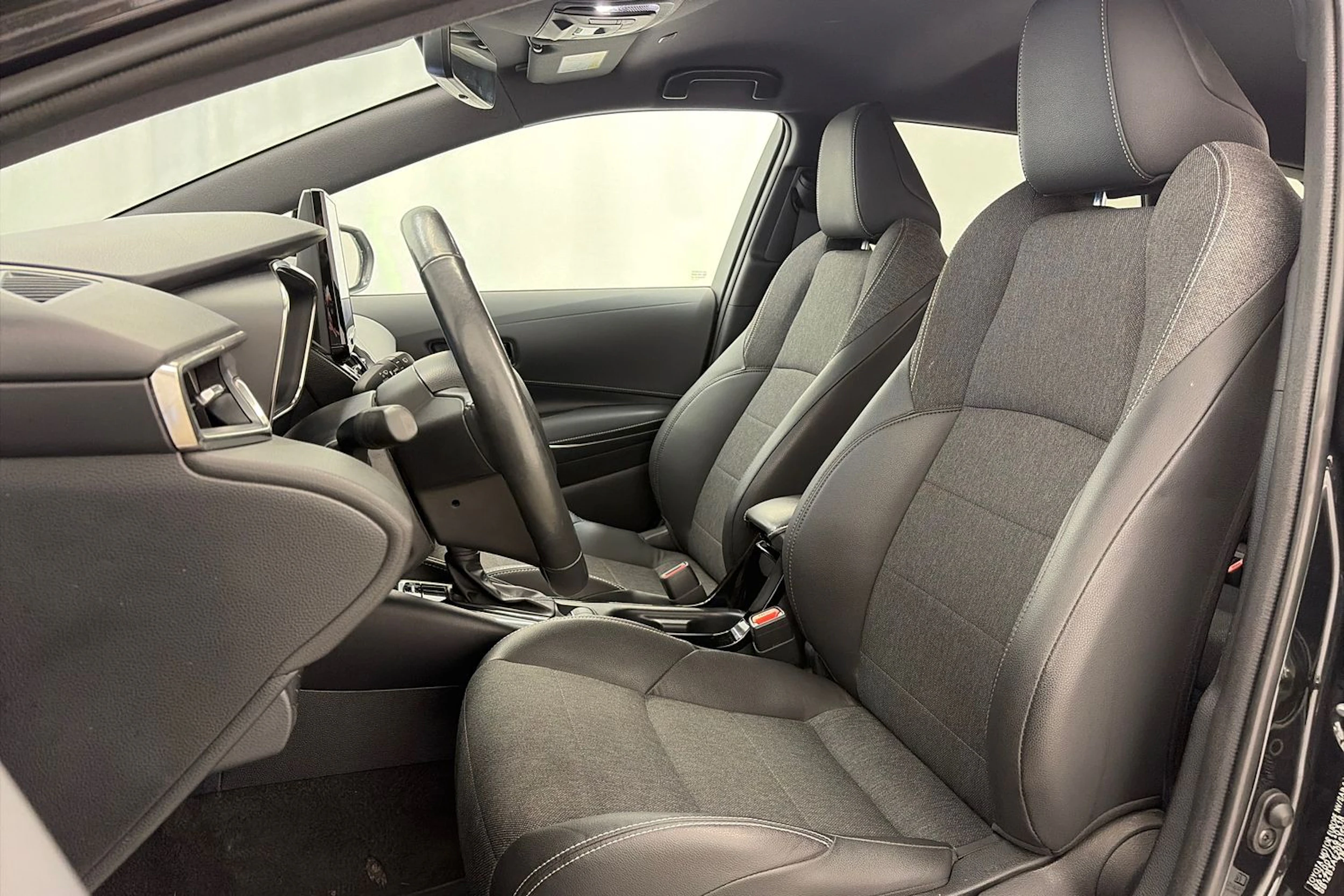 musta Toyota Corolla 2023 kuva 13.