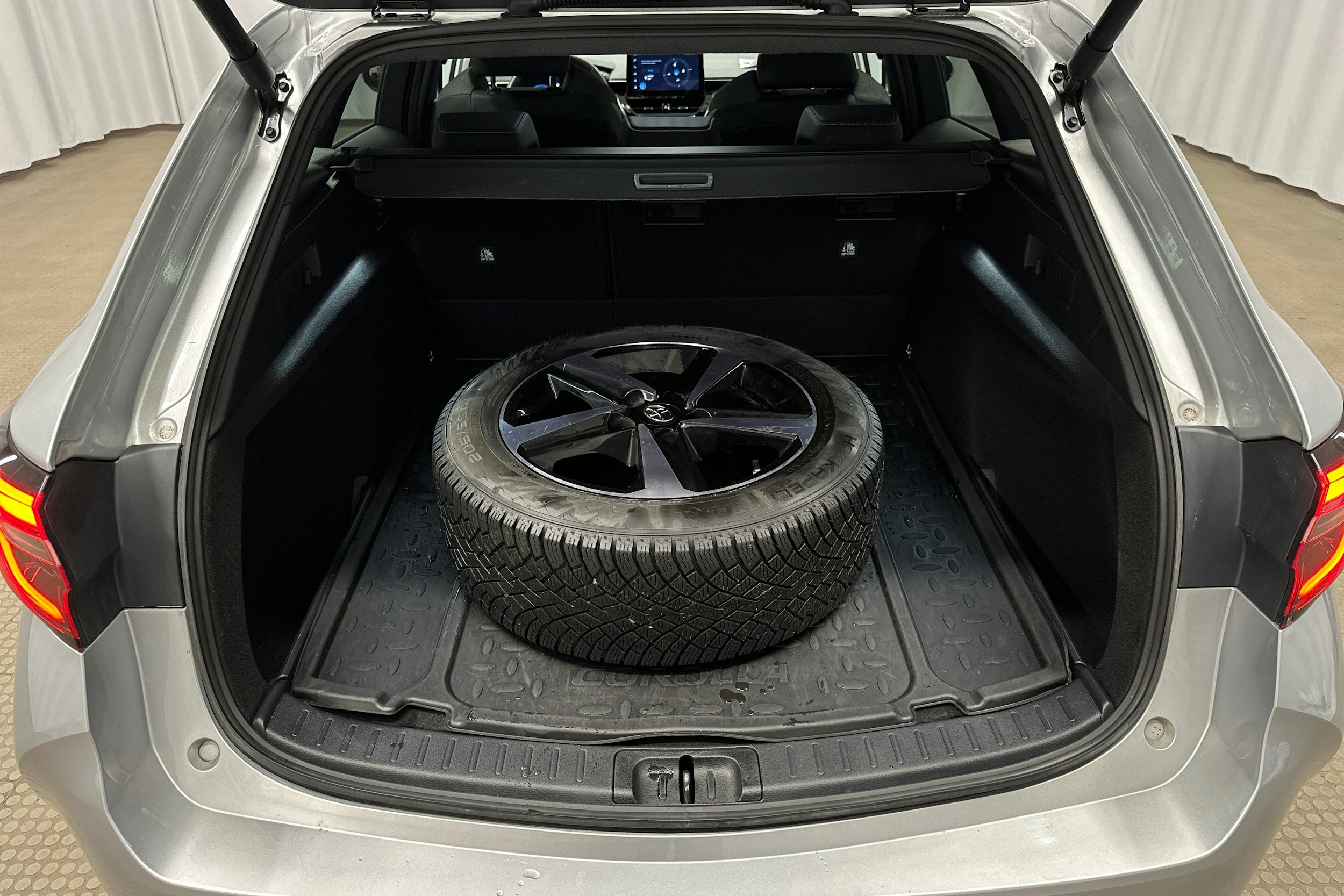 hopea Toyota Corolla 2023 kuva 25.