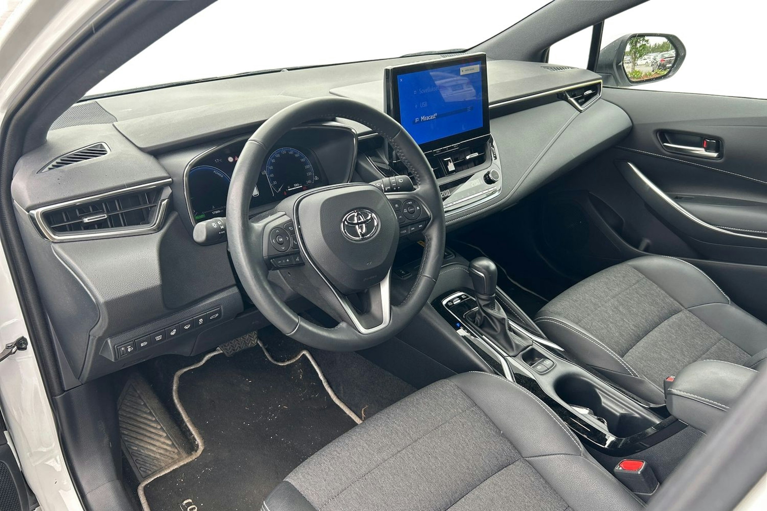 valkoinen Toyota Corolla 2023 kuva 3.