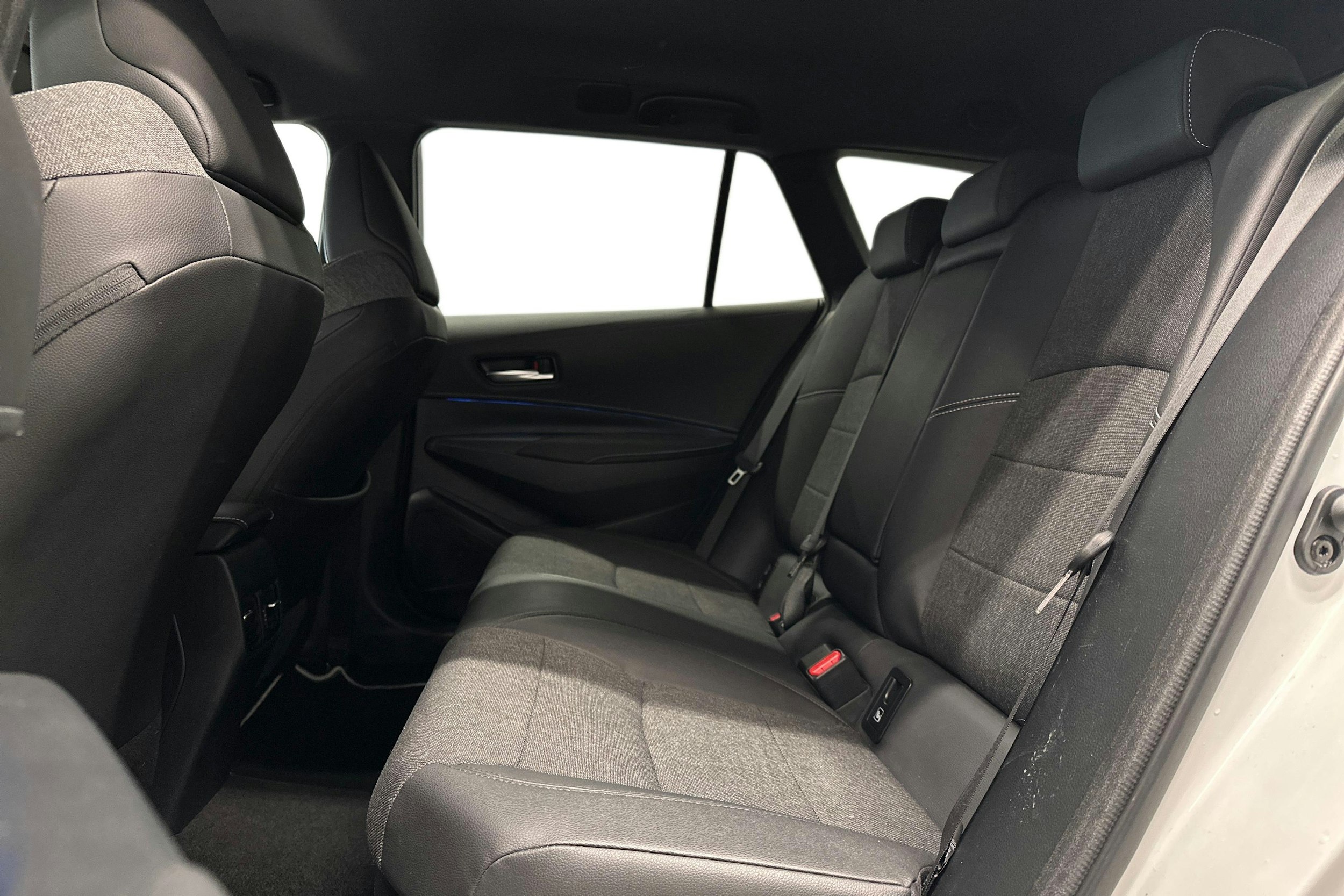 Valkoinen Toyota Corolla 2023 kuva 10.