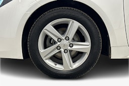 Valkoinen Toyota Corolla 2023 kuva 11.