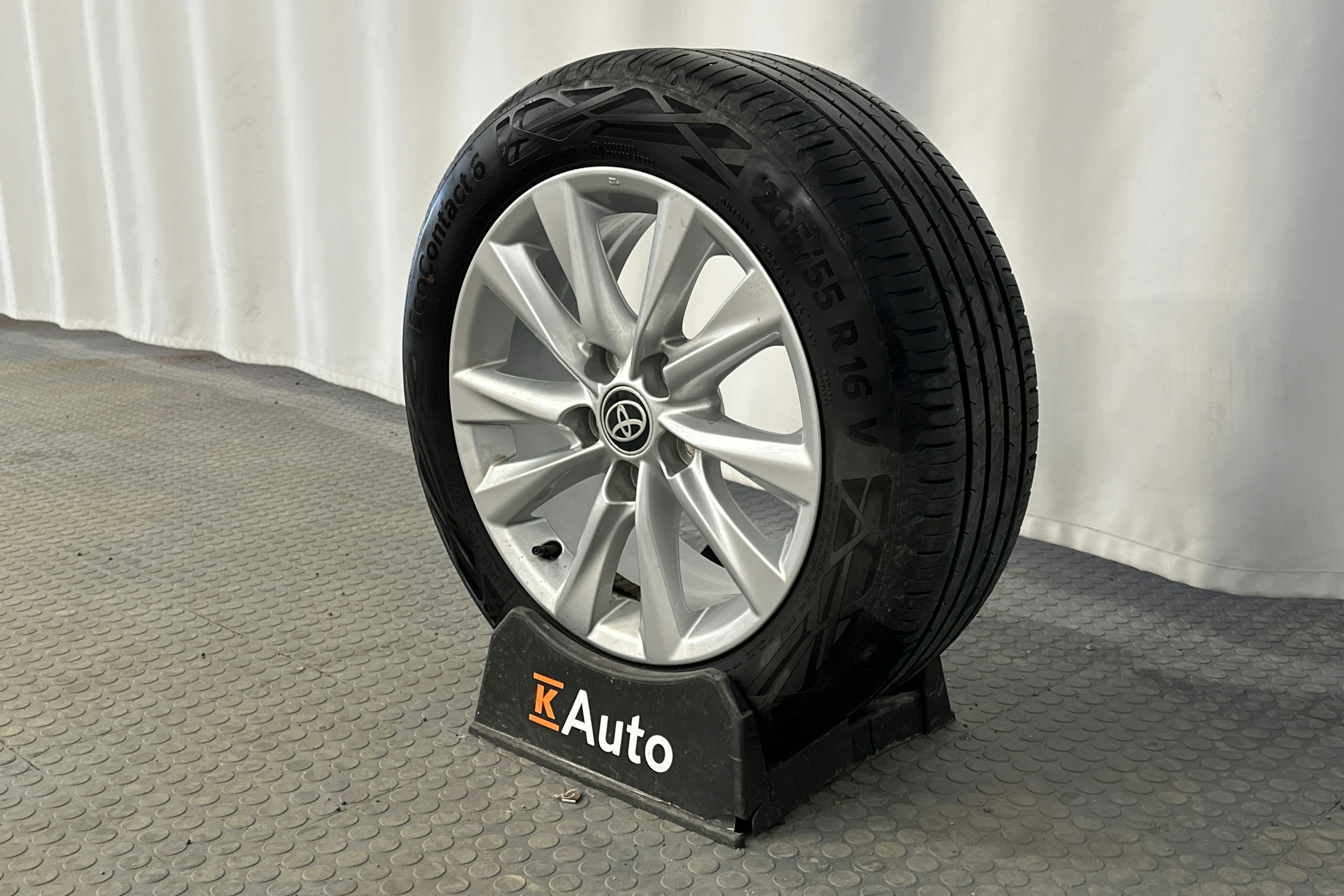 Valkoinen Toyota Corolla 2023 kuva 13.