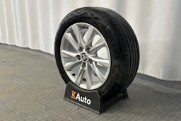 Valkoinen Toyota Corolla 2023 kuva 13.