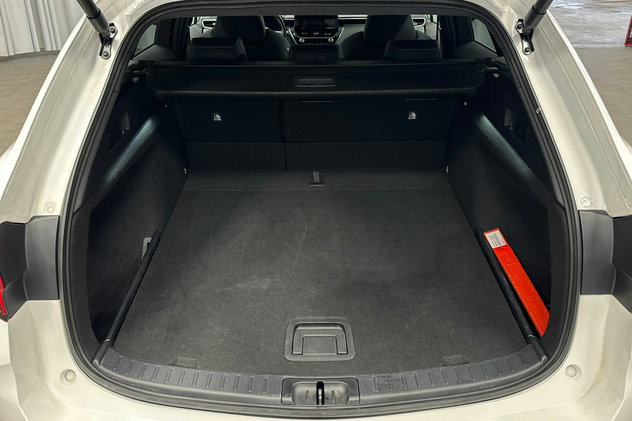 Valkoinen Toyota Corolla 2023 kuva 14.