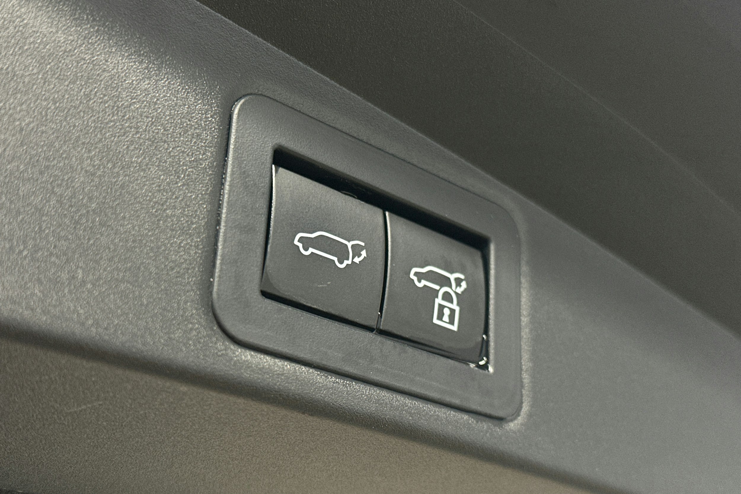 Valkoinen Toyota Corolla 2023 kuva 15.