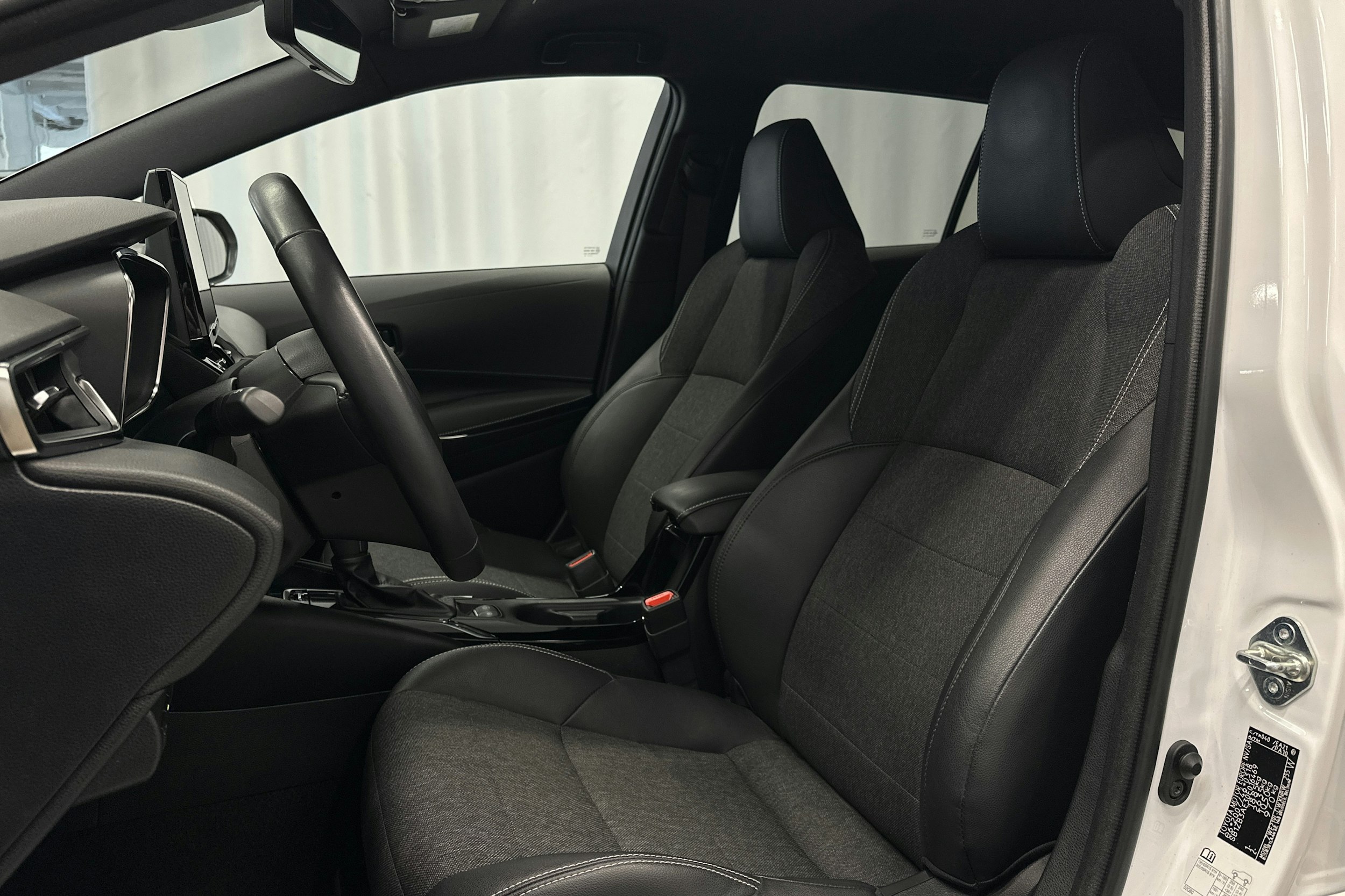 Valkoinen Toyota Corolla 2023 kuva 16.