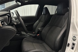 Valkoinen Toyota Corolla 2023 kuva 16.