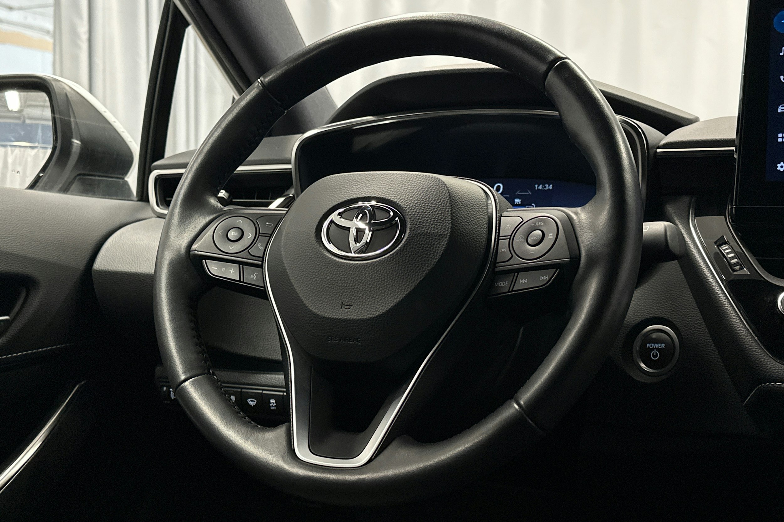 Valkoinen Toyota Corolla 2023 kuva 17.