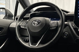 Valkoinen Toyota Corolla 2023 kuva 17.