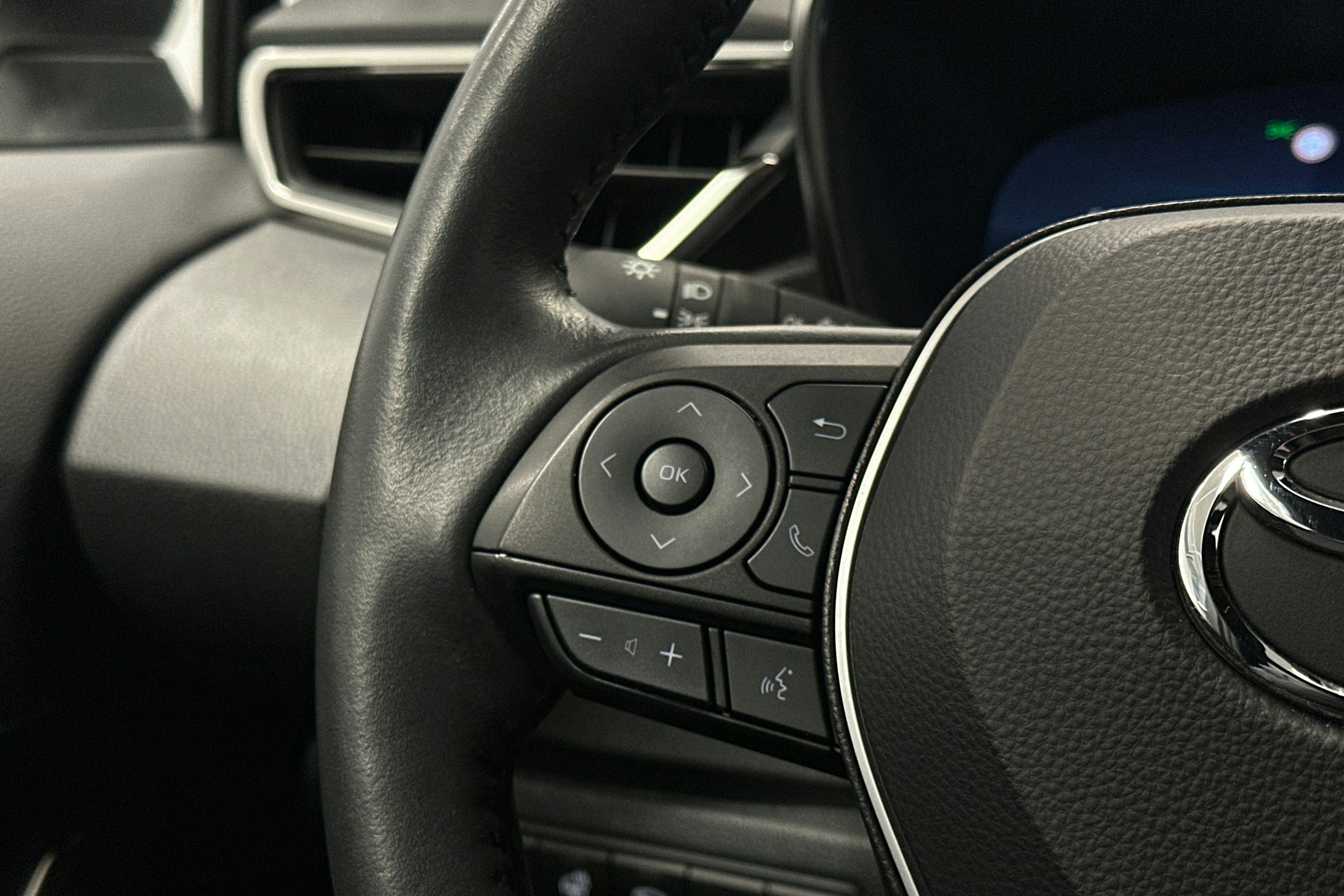 Valkoinen Toyota Corolla 2023 kuva 18.