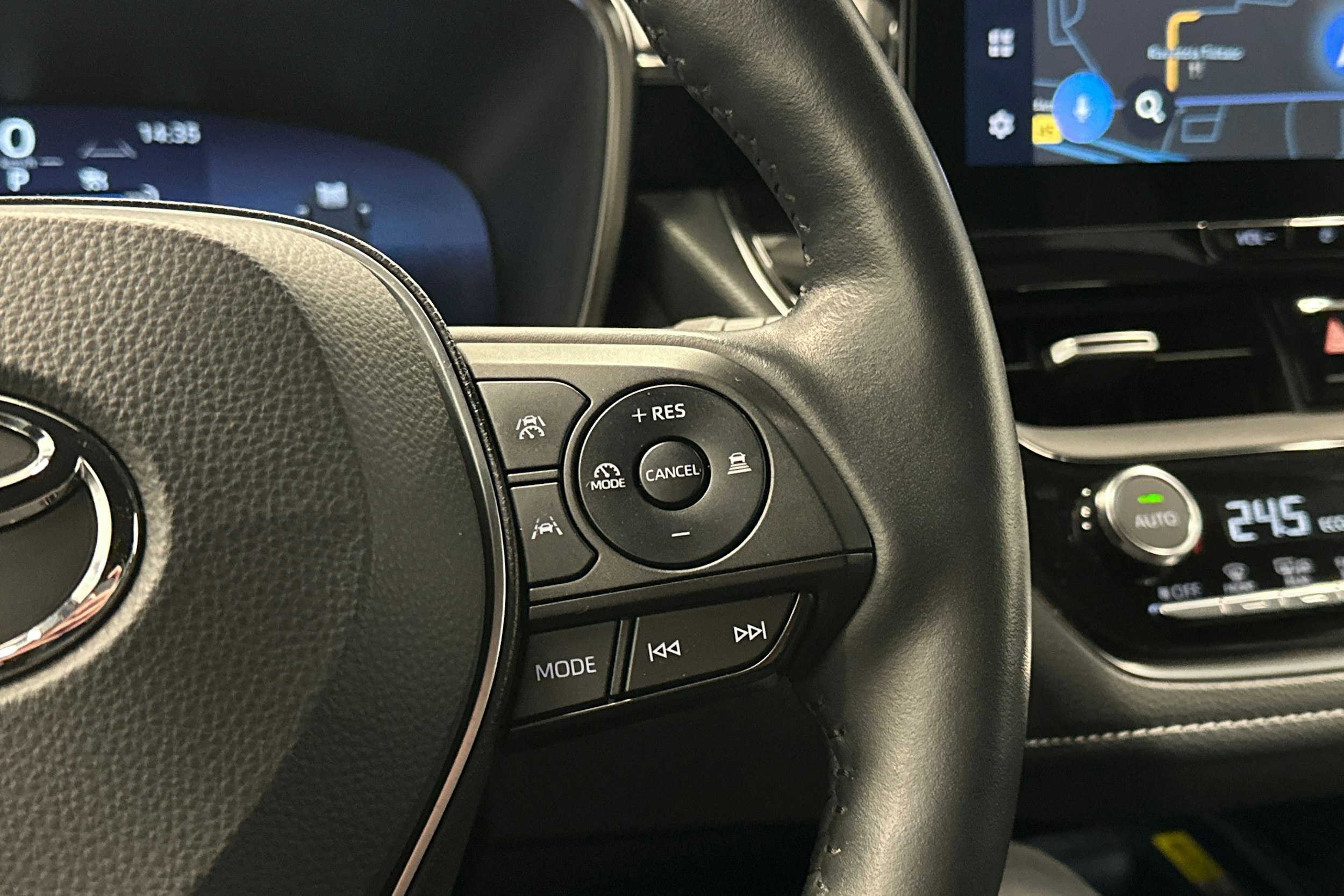 Valkoinen Toyota Corolla 2023 kuva 19.