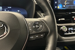 Valkoinen Toyota Corolla 2023 kuva 19.