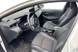 Valkoinen Toyota Corolla 2023 kuva 3.