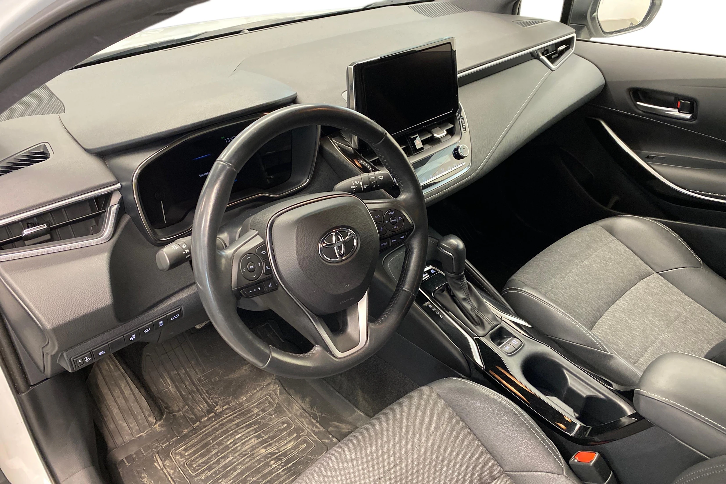 Valkoinen Toyota Corolla 2023 kuva 6.