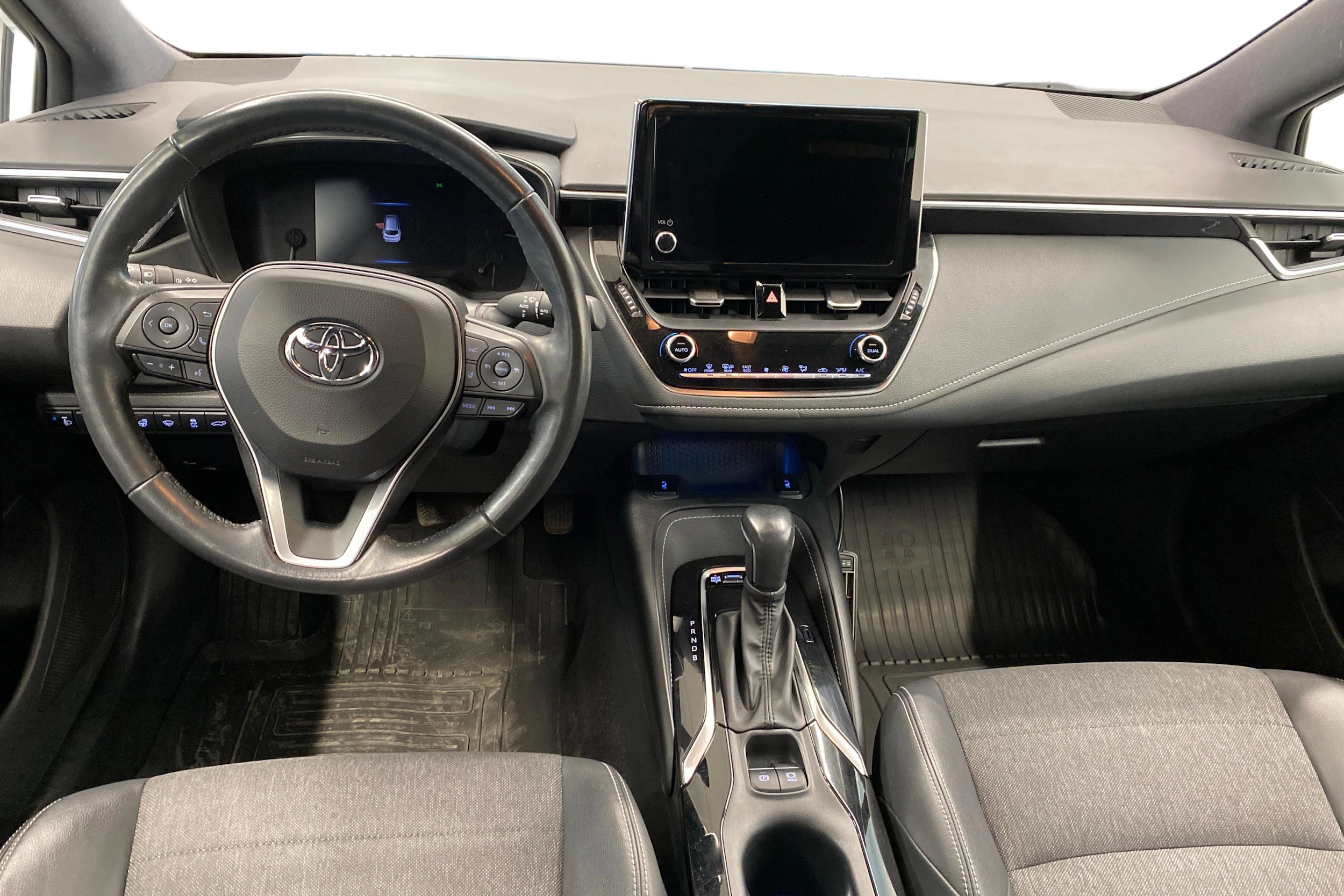 Valkoinen Toyota Corolla 2023 kuva 7.