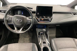 Valkoinen Toyota Corolla 2023 kuva 7.