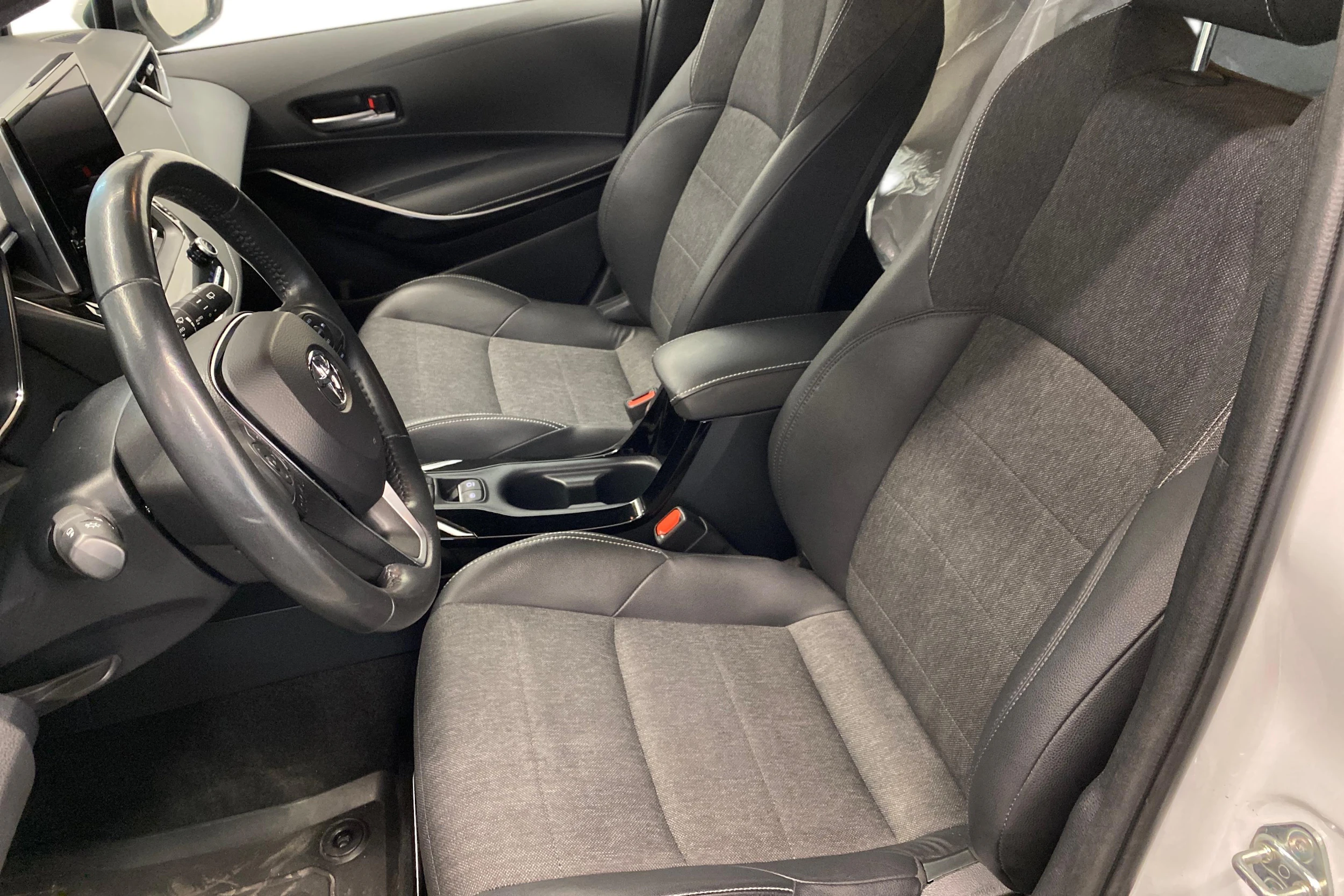 Valkoinen Toyota Corolla 2023 kuva 8.