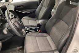 Valkoinen Toyota Corolla 2023 kuva 8.