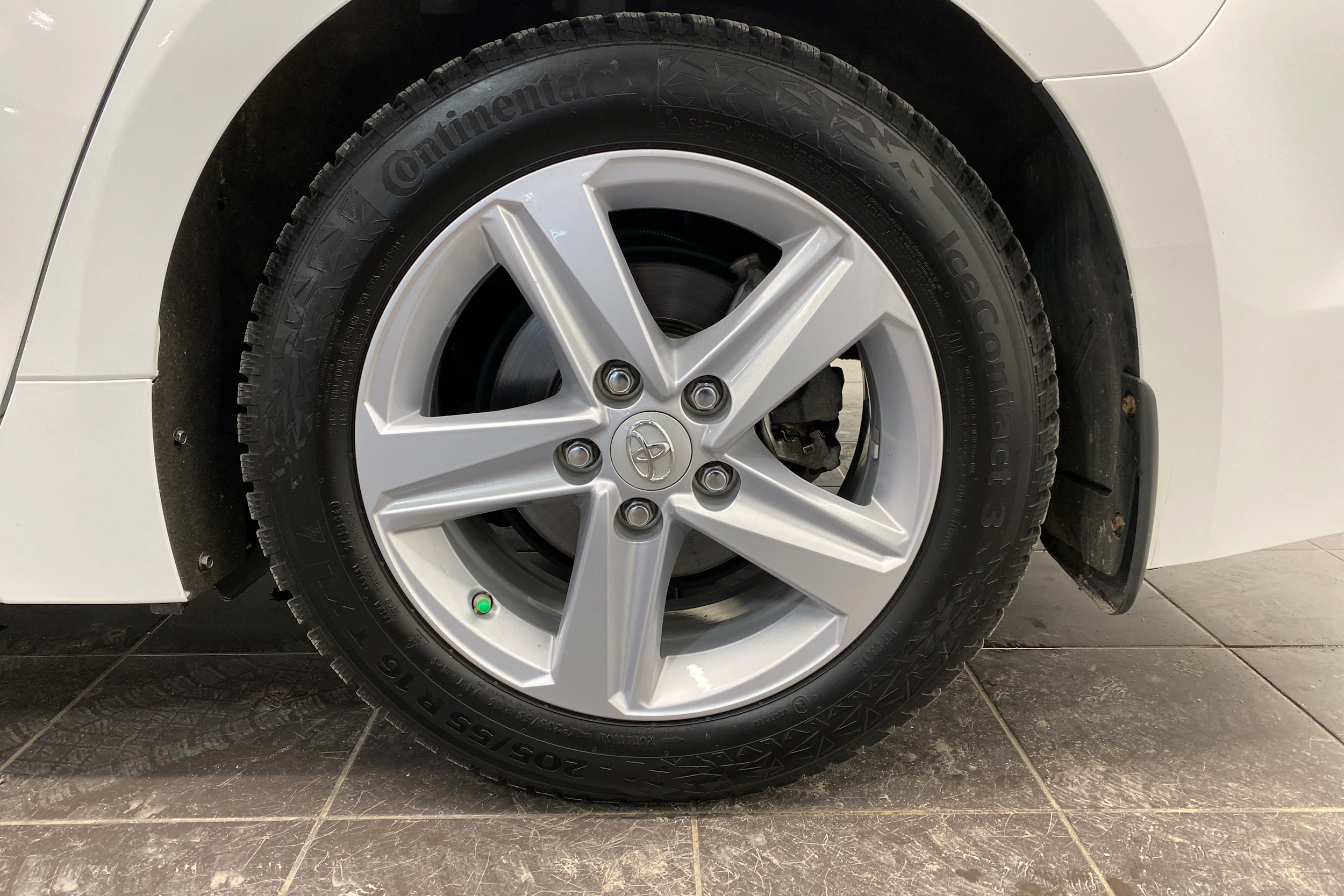 Valkoinen Toyota Corolla 2023 kuva 10.