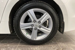 Valkoinen Toyota Corolla 2023 kuva 10.