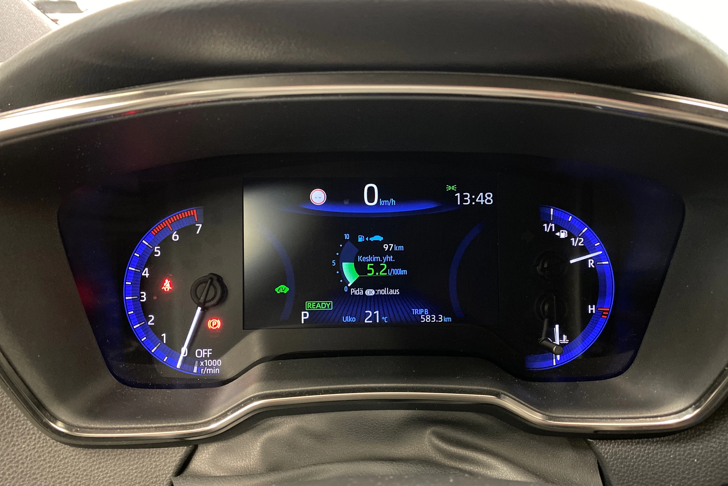 Valkoinen Toyota Corolla 2023 kuva 11.