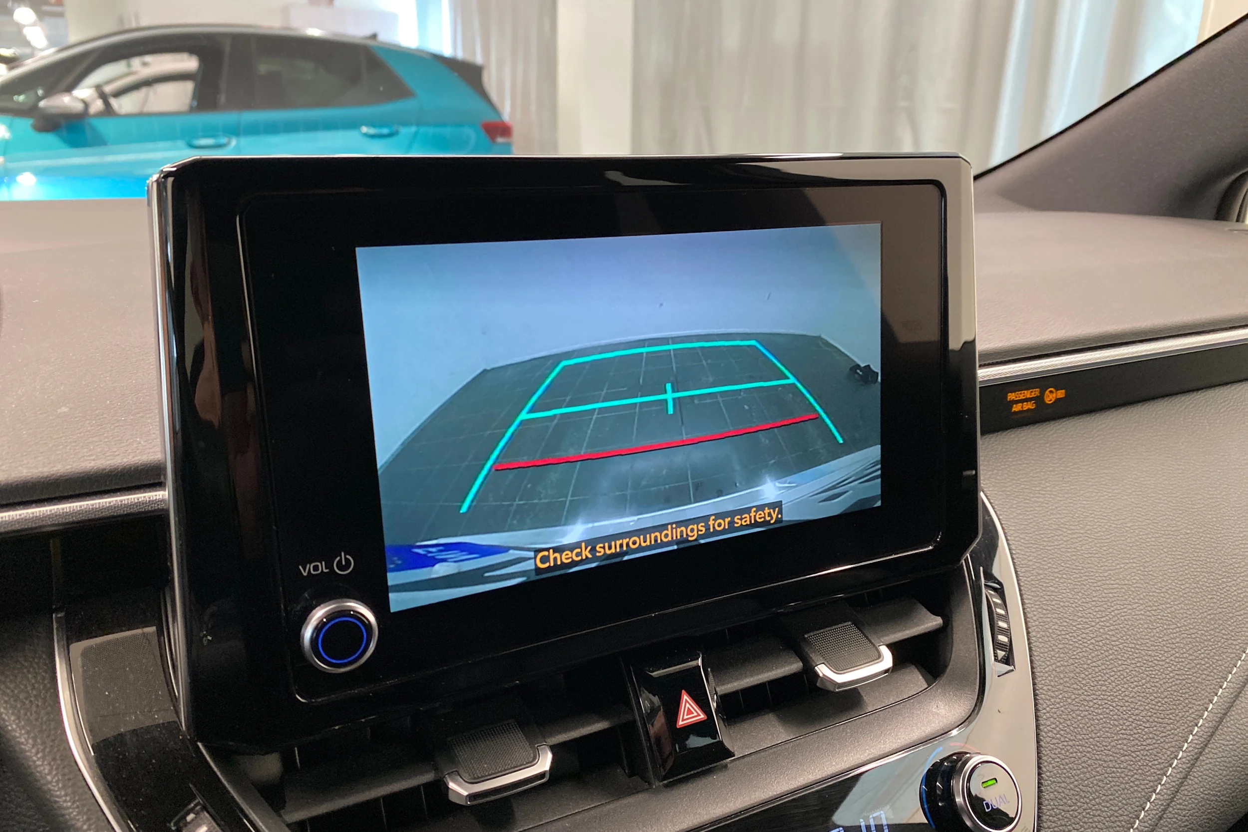 Valkoinen Toyota Corolla 2023 kuva 13.