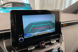 Valkoinen Toyota Corolla 2023 kuva 13.