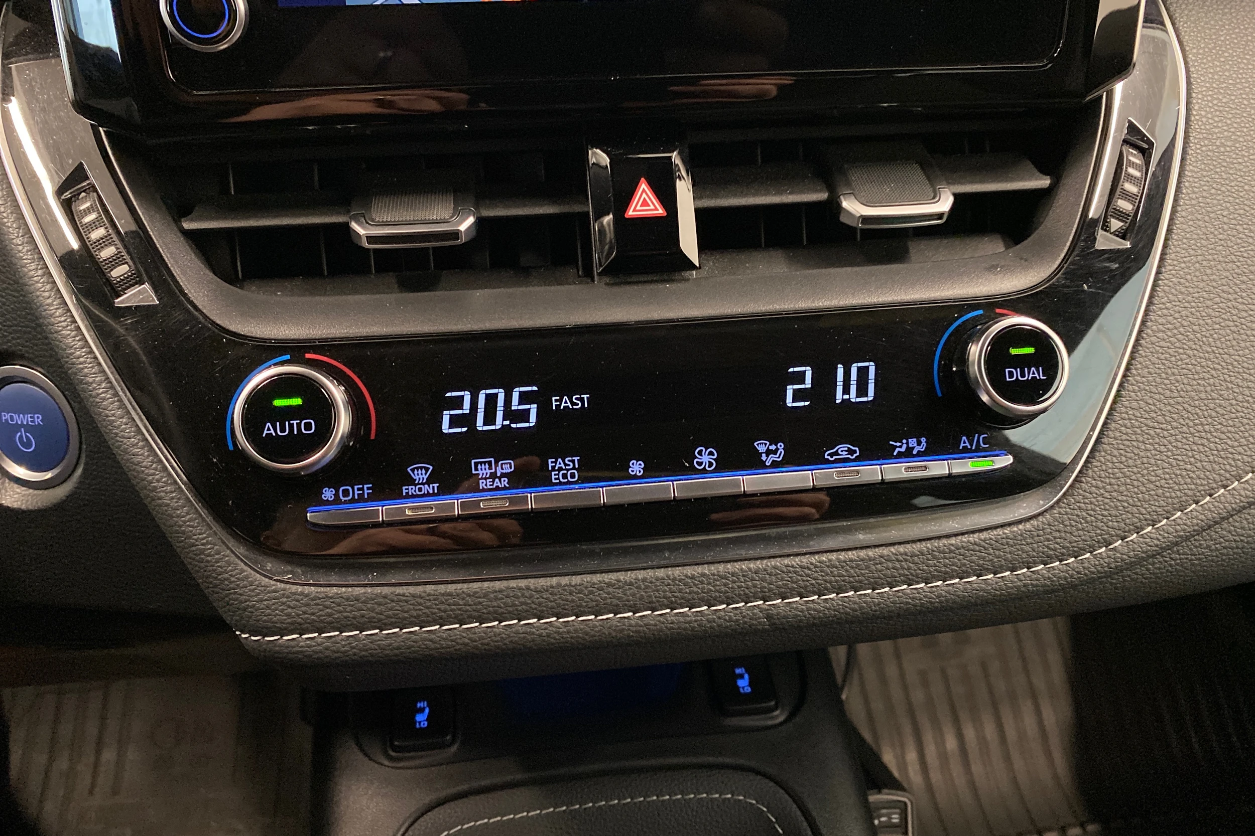 Valkoinen Toyota Corolla 2023 kuva 14.