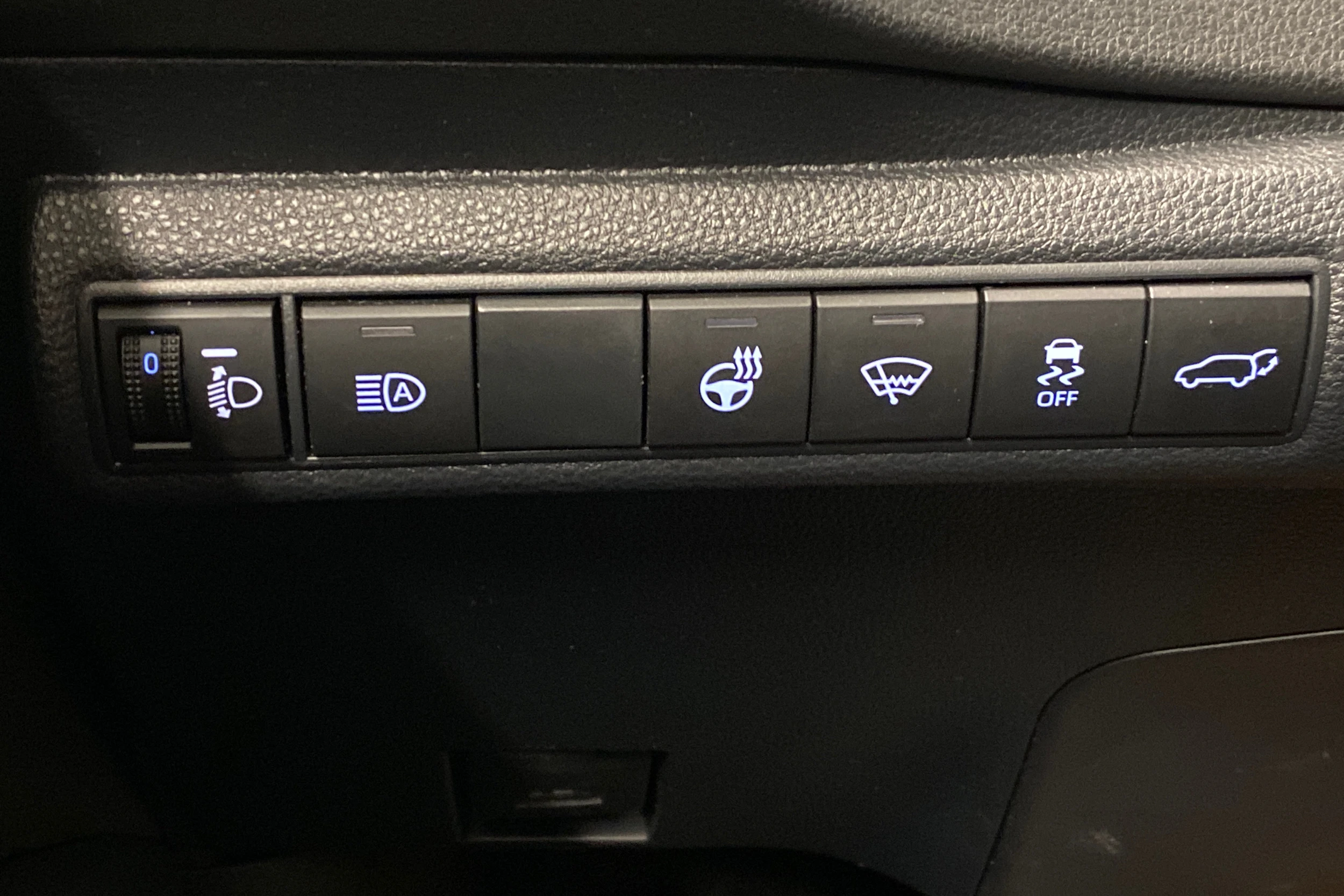 Valkoinen Toyota Corolla 2023 kuva 18.